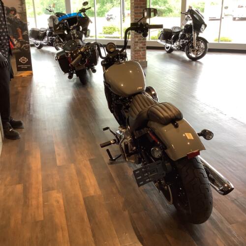 Harley-Davidson® Street Bob® 2026 FXBB S20-26 Dark Billiard Gray Chrome Cast Wheels thumb 1