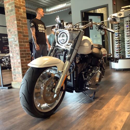 Harley-Davidson® Fat Boy® 2026 FLFB S11-26 White Onyx Pearl Chrome Trim thumb 2