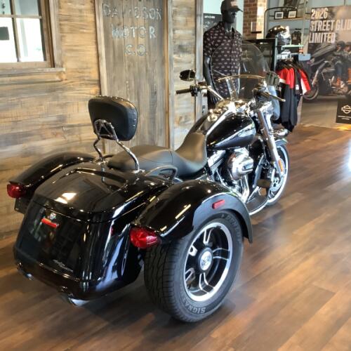 Harley-Davidson® Freewheeler® 2016 FLRT U893-16 Vivid Black thumb 2