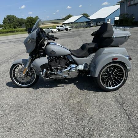 2026 Harley-Davidson® Street Glide 3 Limited Dark Billiard Gray Chrome Trim thumb 2
