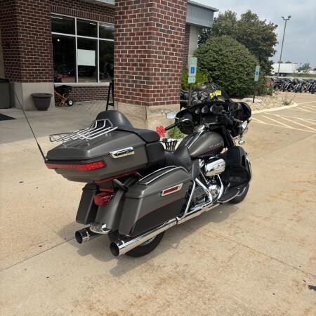 2018 Harley-Davidson® Ultra Limited Industrial Gray Denim/Black Denim thumb 2