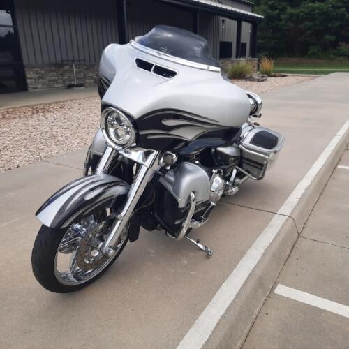 2015 Harley-Davidson® CVO™ Street Glide® Two-Tone Hard Candy Mercury/Smoky Quartz Flames thumb 3