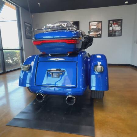 2024 Harley-Davidson® Tri Glide® Ultra Blue Burst thumb 2