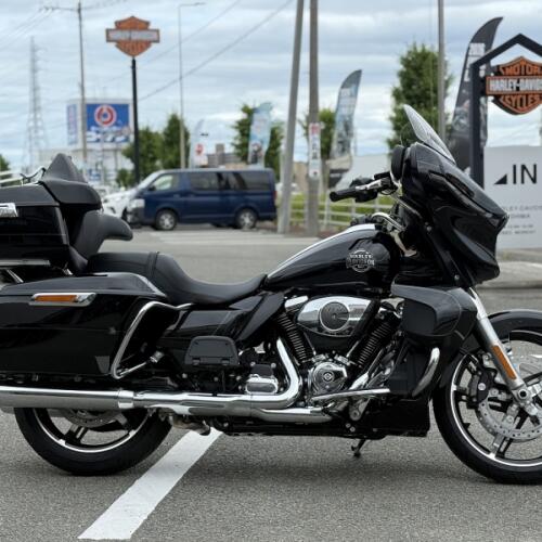 2025 Harley-Davidson® Street Glide™ Ultra Vivid Black Chrome Trim thumb 3