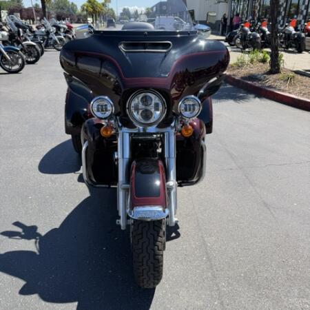 2022 Harley-Davidson® Tri Glide® Ultra Midnight Crimson/Vivid Black thumb 3