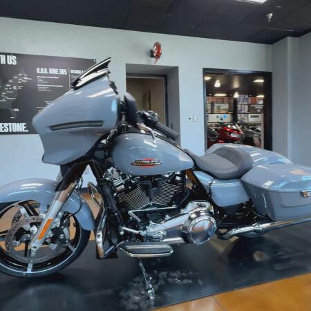 2026 Harley-Davidson® Street Glide® Dark Billiard Gray thumb 2
