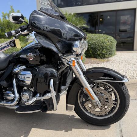2022 Harley-Davidson® Tri Glide® Ultra Vivid Black thumb 3