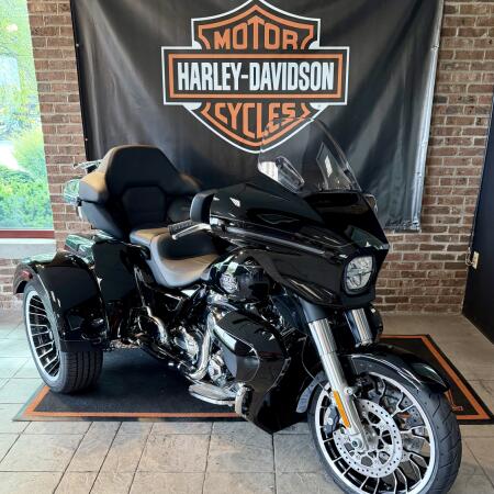 2026 Harley-Davidson® Street Glide 3 Limited Vivid Black Chrome Trim thumb 3