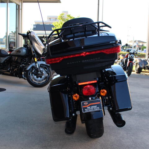 2024 Harley-Davidson® Ultra Limited™ Vivid Black thumb 2
