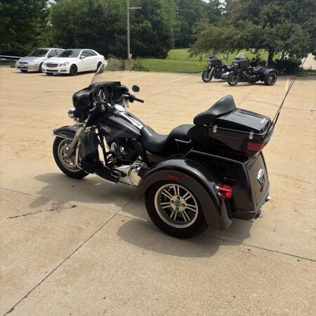 2011 Harley-Davidson® Tri Glide™ Ultra Classic® Two-Tone Merlot Sunglo/Vivid Black thumb 1