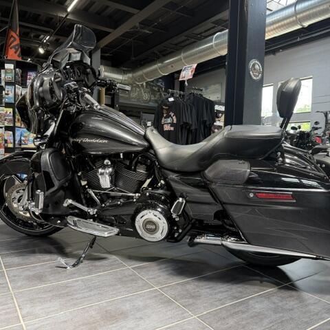 2017 Harley-Davidson® CVO™ Street Glide® thumb 2
