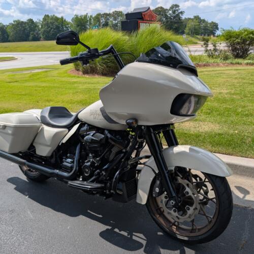2023 Harley-Davidson® Road Glide® ST White Sand Pearl thumb 3
