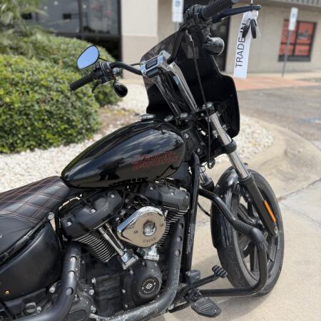 2024 Harley-Davidson® Street Bob® 114 Blue Burst thumb 2