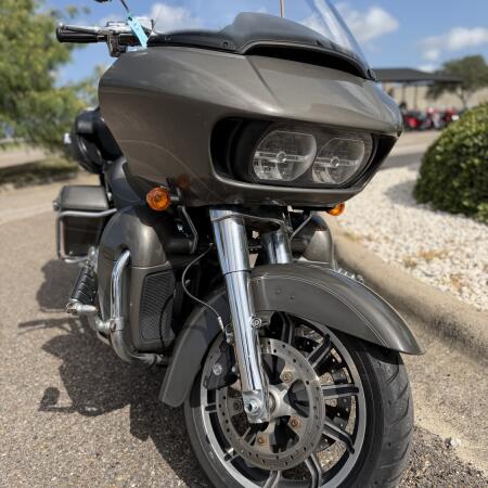 2018 Harley-Davidson® Road Glide® Ultra Industrial Gray thumb 2