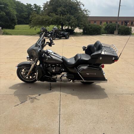 2018 Harley-Davidson® Ultra Limited Industrial Gray Denim/Black Denim thumb 0
