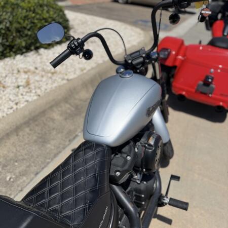 2020 Harley-Davidson® Street Bob® BRACUDA SLV DNM W/PINSTRIPE thumb 1