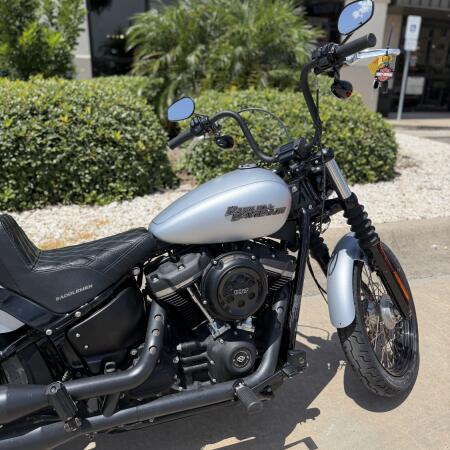 2020 Harley-Davidson® Street Bob® BRACUDA SLV DNM W/PINSTRIPE thumb 3