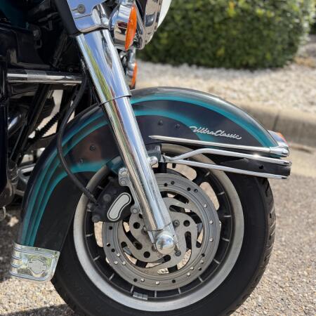 2004 Harley-Davidson® Electra Glide® Ultra Classic Peace Officer SE PURPLE/TEAL thumb 1