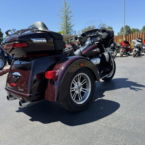 2022 Harley-Davidson® Tri Glide® Ultra Midnight Crimson/Vivid Black thumb 2