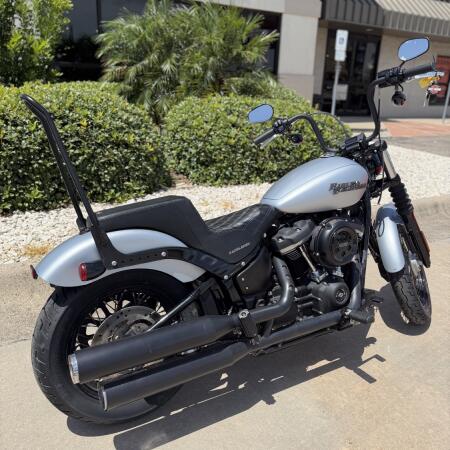 2020 Harley-Davidson® Street Bob® BRACUDA SLV DNM W/PINSTRIPE thumb 2