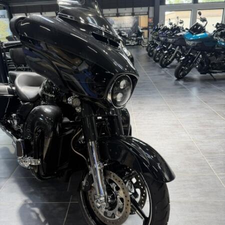 2017 Harley-Davidson® CVO™ Street Glide® thumb 1