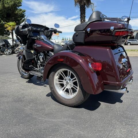 2022 Harley-Davidson® Tri Glide® Ultra Midnight Crimson/Vivid Black thumb 0