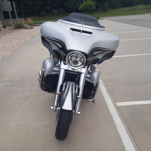 2015 Harley-Davidson® CVO™ Street Glide® Two-Tone Hard Candy Mercury/Smoky Quartz Flames thumb 2