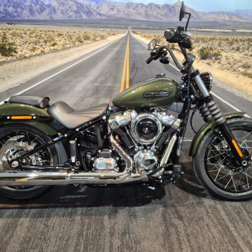 2026 Harley-Davidson® Street Bob® Olive Steel Metallic Chrome Laced Wheels thumb 3