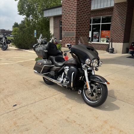 2018 Harley-Davidson® Ultra Limited Industrial Gray Denim/Black Denim thumb 3