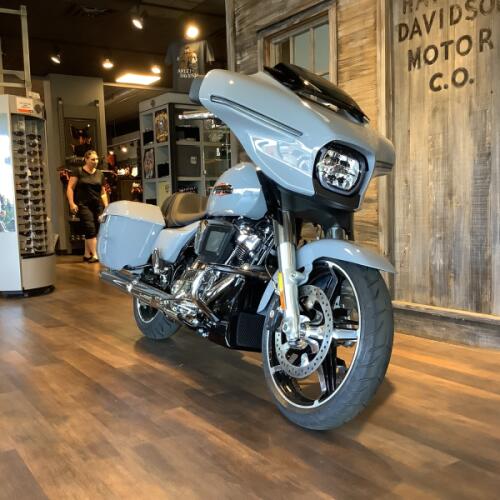 Harley-Davidson® Street Glide® 2026 FLHX T13-26 Dark Billiard Gray Chrome Trim thumb 3
