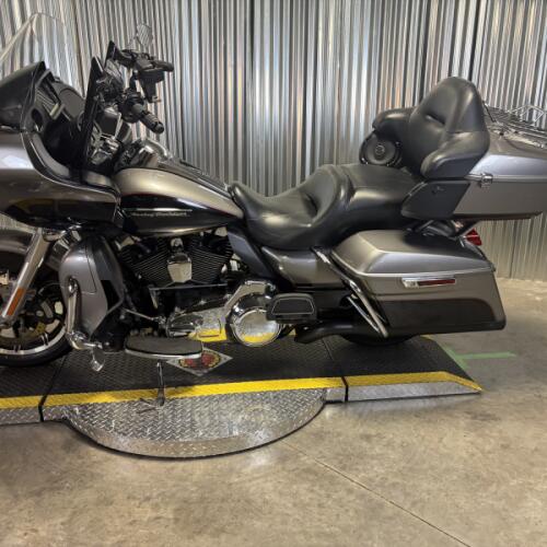 2016 Harley-Davidson® Road Glide® Ultra BIL SLVR/V BLK W/PINSTRIPE thumb 1