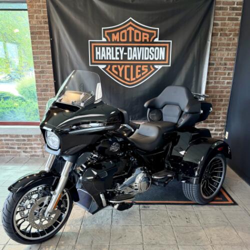 2026 Harley-Davidson® Street Glide 3 Limited Vivid Black Chrome Trim thumb 1