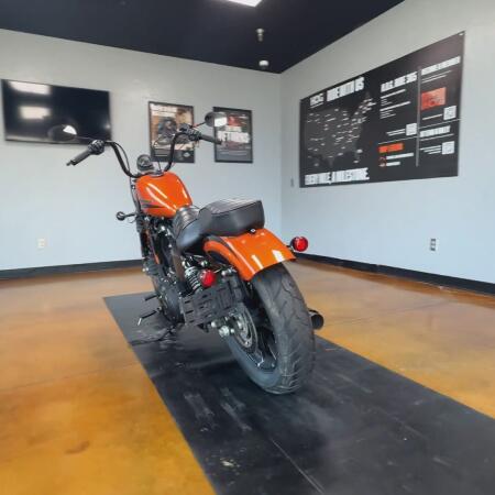 2020 Harley-Davidson® Iron 883™ SRCHORG/SLVFLUX W/PINSTRIPE thumb 0