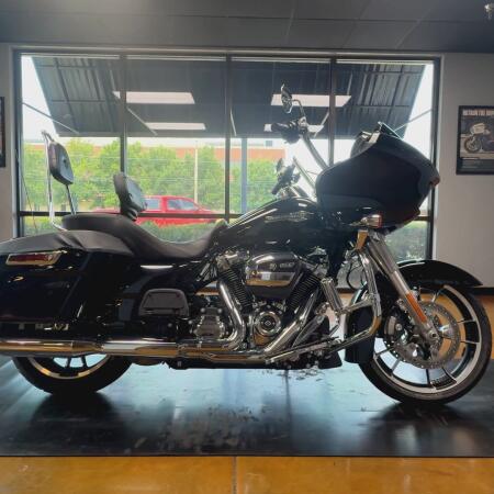 2023 Harley-Davidson® Road Glide® Vivid Black thumb 3