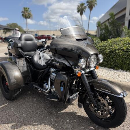 2020 Harley-Davidson® Tri Glide® Ultra RVR RCK GRY/BLK W/PINSTRIPE thumb 3