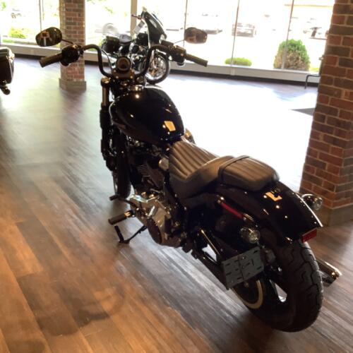 Harley-Davidson® Street Bob® 2026 FXBB S19-26 Vivid Black Chrome Cast Wheels thumb 1