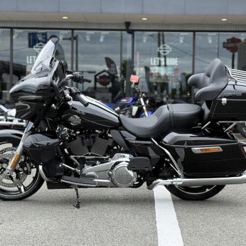 2025 Harley-Davidson® Street Glide™ Ultra Vivid Black Chrome Trim thumb 0