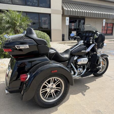 2022 Harley-Davidson® Tri Glide® Ultra Vivid Black thumb 1