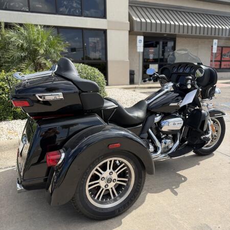 2022 Harley-Davidson® Tri Glide® Ultra Vivid Black thumb 0
