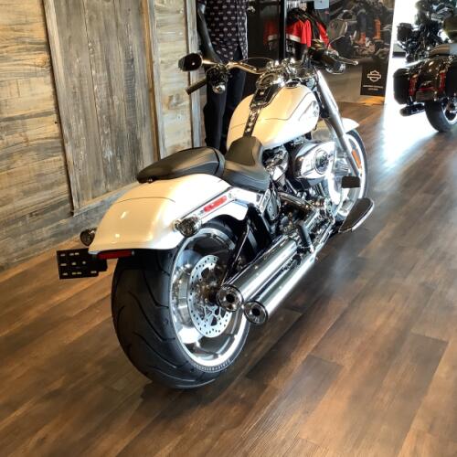 Harley-Davidson® Fat Boy® 2026 FLFB S11-26 White Onyx Pearl Chrome Trim thumb 0