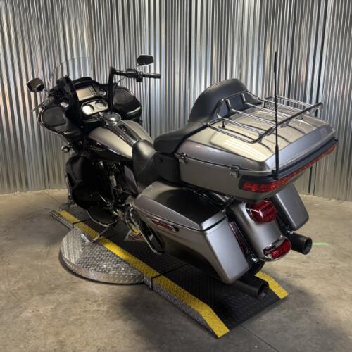 2016 Harley-Davidson® Road Glide® Ultra BIL SLVR/V BLK W/PINSTRIPE thumb 0