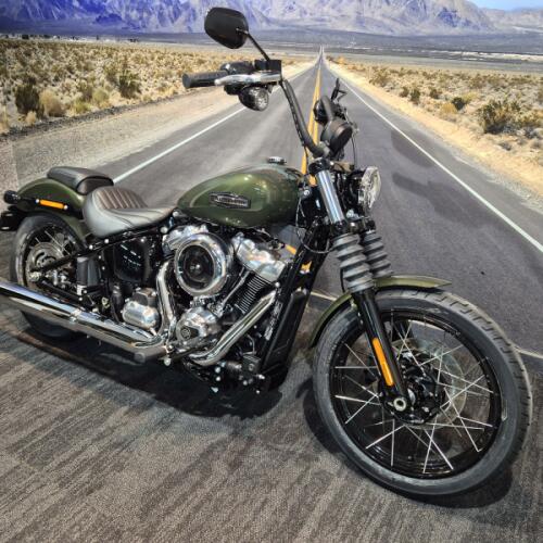2026 Harley-Davidson® Street Bob® Olive Steel Metallic Chrome Laced Wheels thumb 2