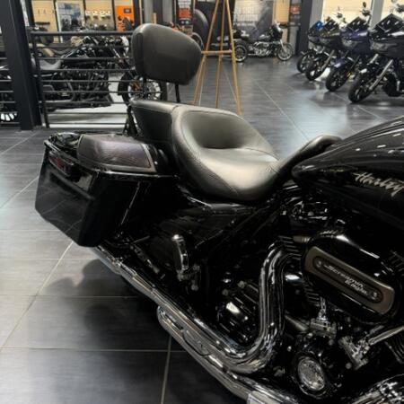 2017 Harley-Davidson® CVO™ Street Glide® thumb 3