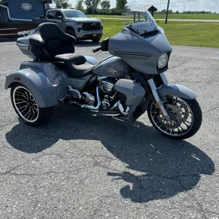 2026 Harley-Davidson® Street Glide 3 Limited Dark Billiard Gray Chrome Trim thumb 3