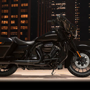 2018 Harley-Davidson® Street Glide® Special Vivid Black thumb 2
