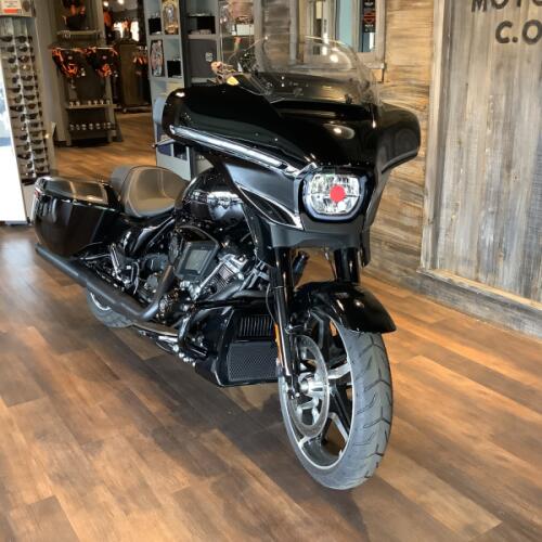 Harley-Davidson® Street Glide® 2024 FLHX U902-24 Vivid Black - Black Finish thumb 3