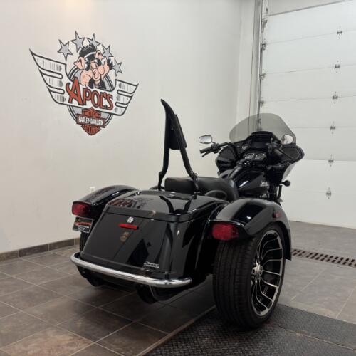 2023 Harley-Davidson® Road Glide® 3 Vivid Black thumb 2
