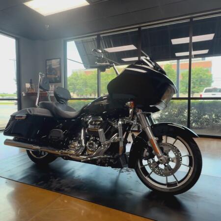 2023 Harley-Davidson® Road Glide® Vivid Black thumb 2