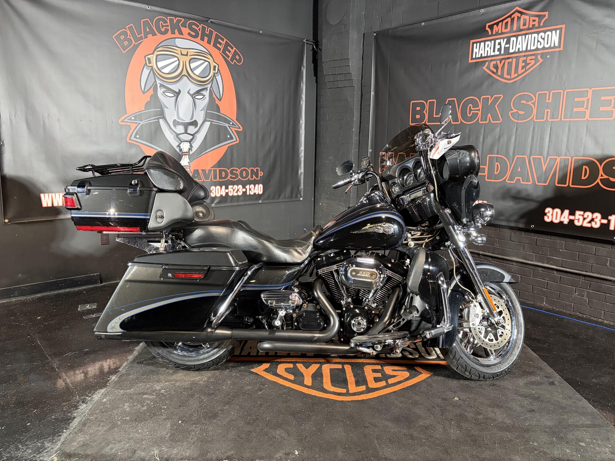 2013 Harley-Davidson® CVO™ Ultra Classic® Electra Glide® FLHTCUSE8 