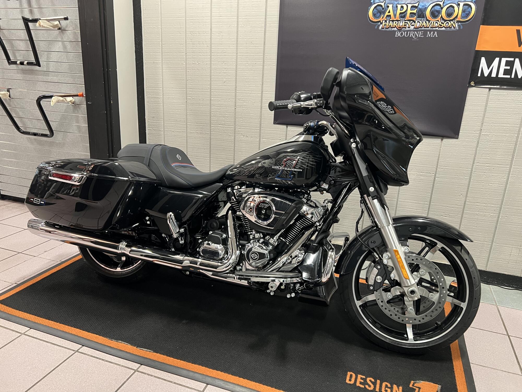 2026 Harley-Davidson® Street Glide® Midnight Ember Chrome Trim